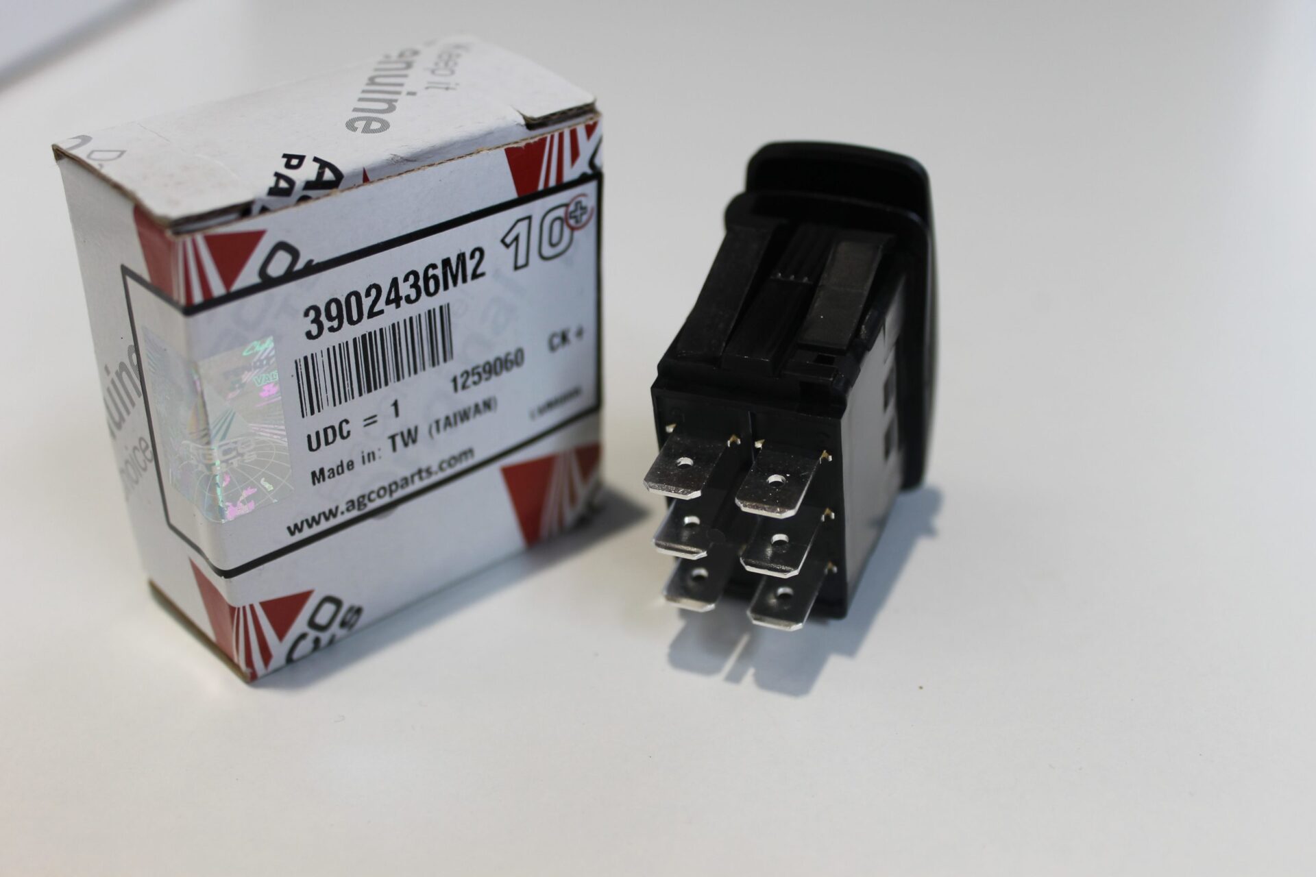 Electronic Lift Switch 3902436M2 - Image 2