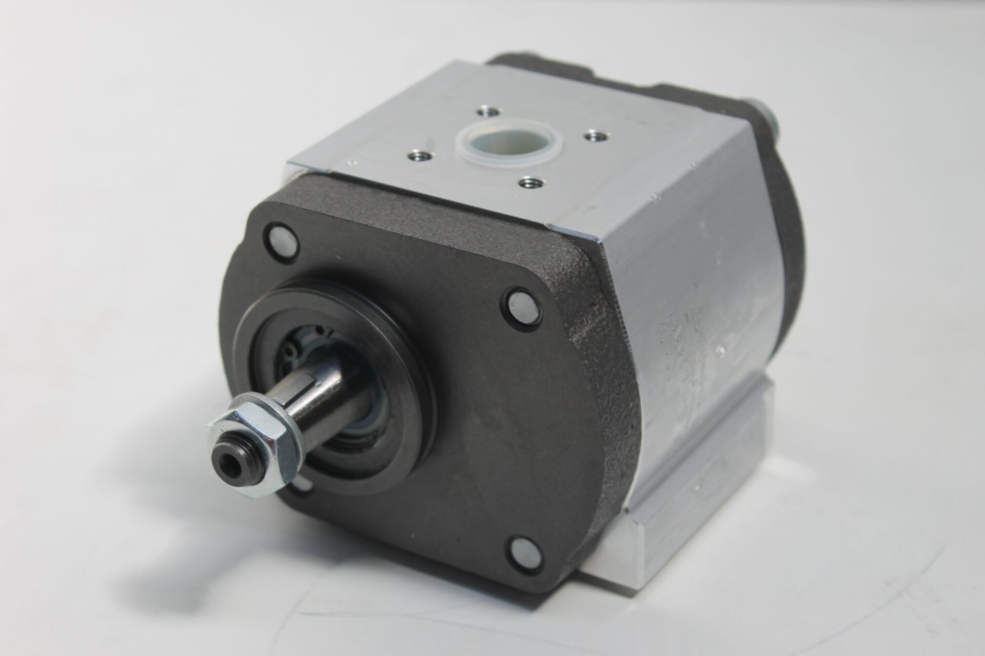 Bosch Hydraulic Pump 3797114M2, Massey Ferguson Tractors, Ned Murphy Tractors Ltd.