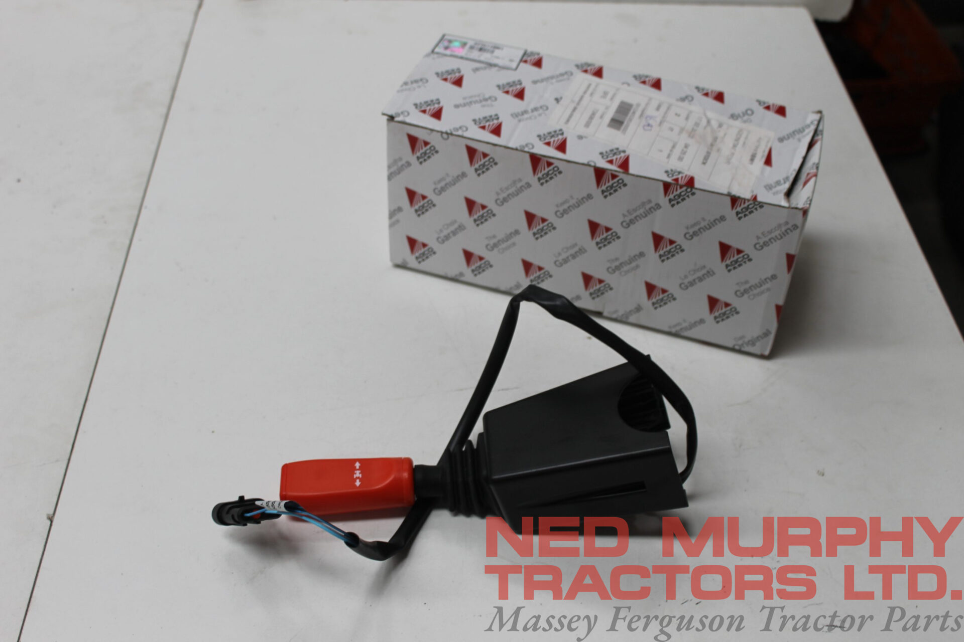 4275118M1, Power Shuttle Forward Reverse Lever, Massey Ferguson Tractors.